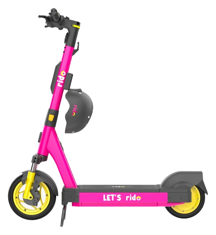 El patinete eléctrico Rido en magenta, con el casco acoplado en la barra